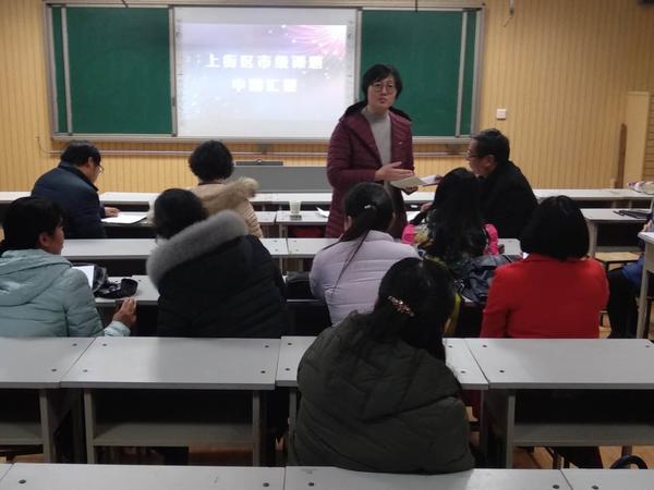 教科室主任吴文俊深入学校，面对面辅导教师做课题研究